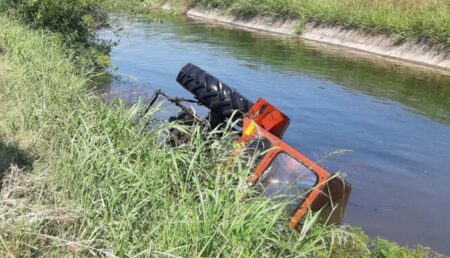 Argeș: Tânăr de 17 ani, prins sub un tractor răsturnat