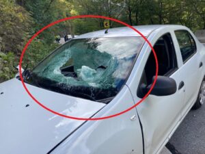 A murit după ce un bolovan a căzut pe mașina pe care o conducea