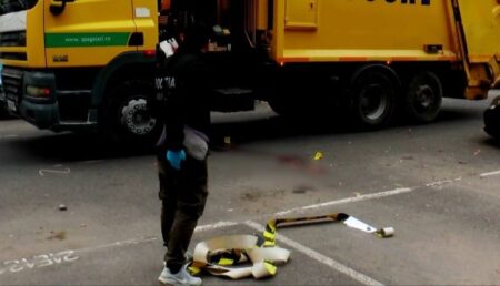 Teribil! Angajat de la salubritate, omorât de mașina de gunoi condusă de coleg