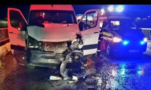 Argeș: Un microbuz a lovit o autoutilitară!