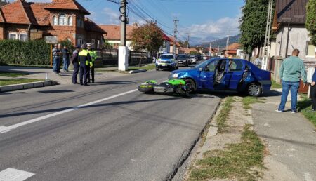 Alt accident în Argeș. Un motociclist, rănit
