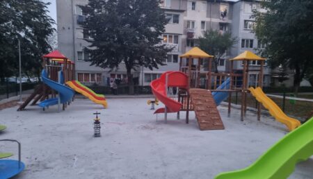 Loc de joacă pentru copii, nou-nouț, în Pitești