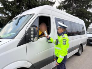 Argeș. Pericol! Un șofer de microbuz s-a urcat băut la volan