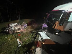 Minune de la Dumnezeu! Un tânăr a scăpat după ce a intrat cu mașina într-un mastodont!