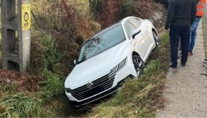 Accident în Arges! Volkswagen Arteon, în șant!