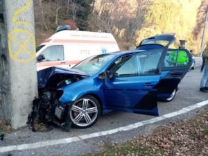 Argeș! Accident grav! A intrat cu mașina în stâlp!