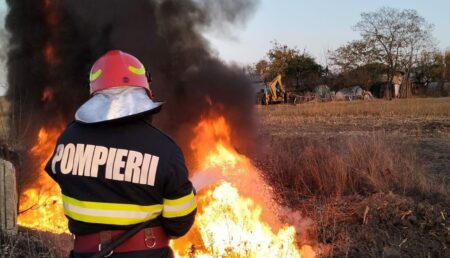 Argeș: Arde MASIV! Locuințele oamenilor, în pericol