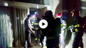Pitești. Clipe teribile în această seară! Bloc inundat cu fum, oameni evacuați
