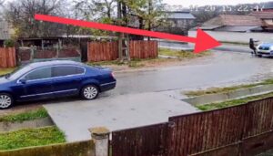 O femeie pe trotinetă a intrat fix în mașina Poliției!