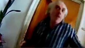 Video – Șocant! Polițist lovit cu pumnul de un bătrân!