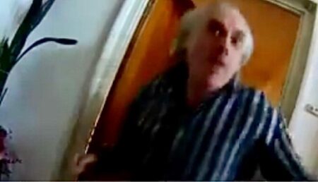 Video – Șocant! Polițist lovit cu pumnul de un bătrân!