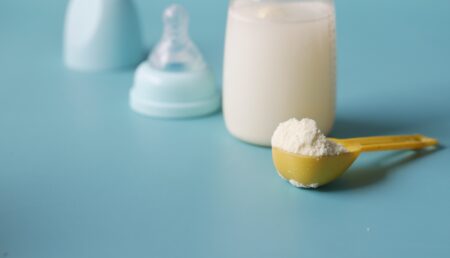 Cum să alegeți formula potrivită de lapte praf pentru bebelușul dumneavoastră