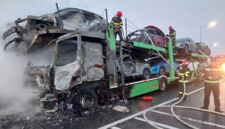 Mașini aflate pe o platformă, distruse de flăcări pe expresul Pitești-Craiova