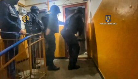 Percheziții în Pitești și Mioveni. Mascații le-au spart ușa traficanților de droguri și i-au săltat