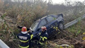 Un șofer de 70 de ani a sărit cu mașina peste parapet, pe A1
