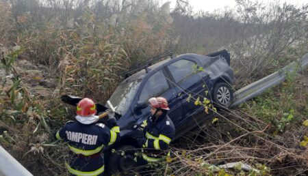 Un șofer de 70 de ani a sărit cu mașina peste parapet, pe A1