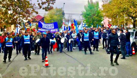 Jandarmii argeșeni, prezenți la protestul angajaților Dacia