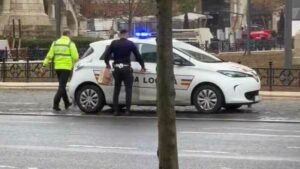 Video: Doi polițiști, în „misiune urgentă” la KFC!