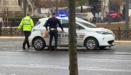 Video: Doi polițiști, în „misiune urgentă” la KFC!
