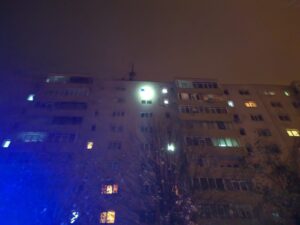 Gest extrem al unui tânăr de 21 de ani. S-a aruncat de la etajul 10 al unui bloc și a murit