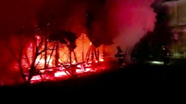 Flăcări imense în Argeș! Multe mașini de pompieri intervin de urgență!