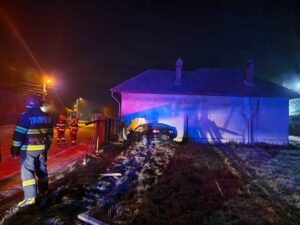 Argeș. Accident grav în noaptea de Crăciun! A intrat cu Passat-ul într-o casă!