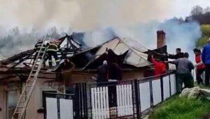 Casă în flăcări! Bărbat cu arsuri pe corp și față