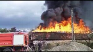 Incendiu violent, cu pericol de propagare, într-o gospodărie din Argeș!