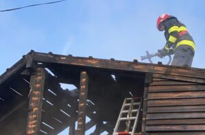 Argeș: Un garaj a luat foc