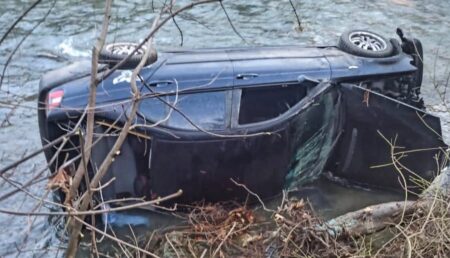 Argeș. O șoferiță s-a răsturnat cu mașina în râu!