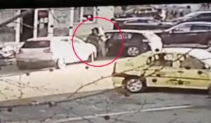 Tânără de 18 de ani, răpită de pe stradă și băgată cu forța într-o mașină!