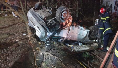 Accident ÎNFIORĂTOR lângă Pitești! Tânărul șofer este în stare gravă
