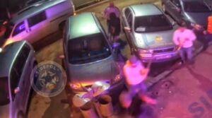 Bătaie cu bâte, topoare și răngi, la păcănele! Un polițist a fost lovit!