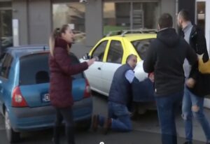 Un bărbat a snopit în bătaie o femeie! Nu i-a plăcut cum a parcat!