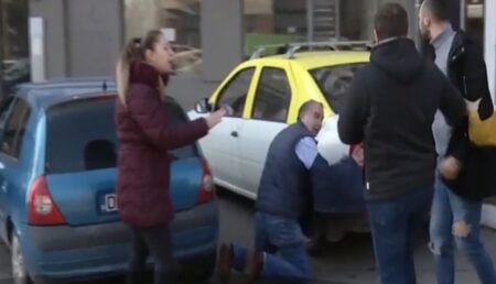Un bărbat a snopit în bătaie o femeie! Nu i-a plăcut cum a parcat!