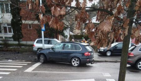 Pitești. Un BMW X5 a intrat în stâlp! Șoferul a vrut sa evite altă mașină!