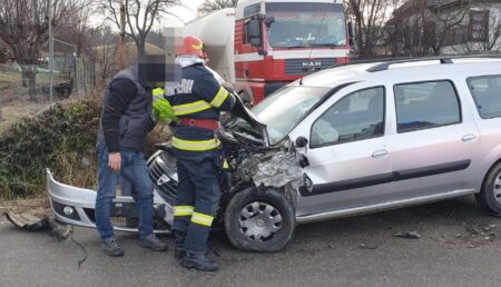Argeș: Accident între un camion încărcat cu ciment și o mașină