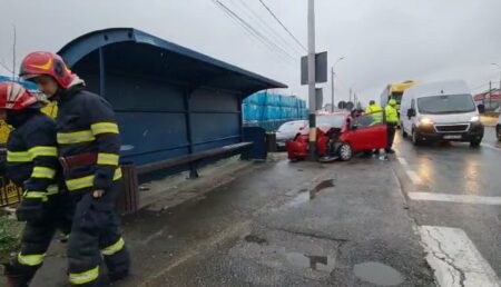 Argeș: Șofer inconștient! A intrat cu mașina în stația de autobuz