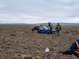 Accident teribil, mașină ruptă în două! O fată de 17 ani și un băiat de 15 ani au murit