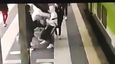 Șocant! Adolescent de 14 ani, bătut și aruncat de colegi sub roțile unui tren!