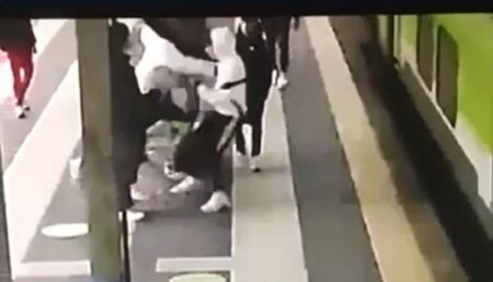 Șocant! Adolescent de 14 ani, bătut și aruncat de colegi sub roțile unui tren!