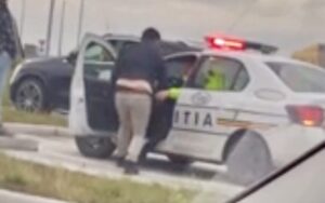 Tupeu NEBUN! Șofer din Argeș „călare” peste un polițist de la circulație