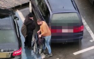 „Minune!” Un cerșetor se ridică din scaunul cu rotile și merge!
