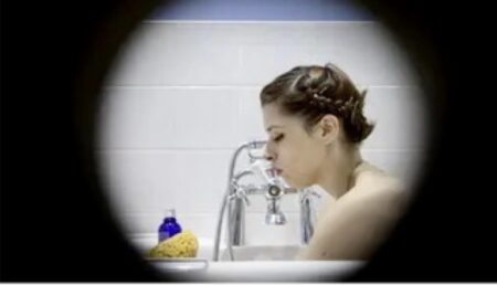 Deviații periculoase! Femei spionate la baie de soțul unei patroane de clinică