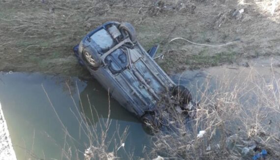 Exclusiv/Argeș. O mașină a căzut într-un râu!
