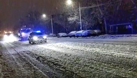 Zeci de utilaje de deszăpezire au acționat în Pitești, în prima noapte în care a nins