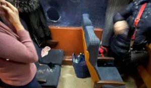 Clipe de groază! Tren de călători, atacat cu pietre!