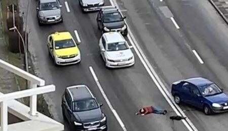 Șoferii care au ocolit bărbatul căzut în stradă riscă să ajungă la închisoare!