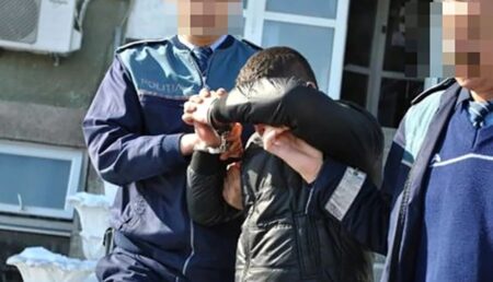 Argeș: Puști de 17 ani, reținut de polițiști. S-a luat la bătaie cu unul mai mare