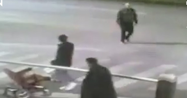 Scene ȘOCANTE! Tânăr în scaun cu rotile, bătut cu bestialitate în plină stradă!